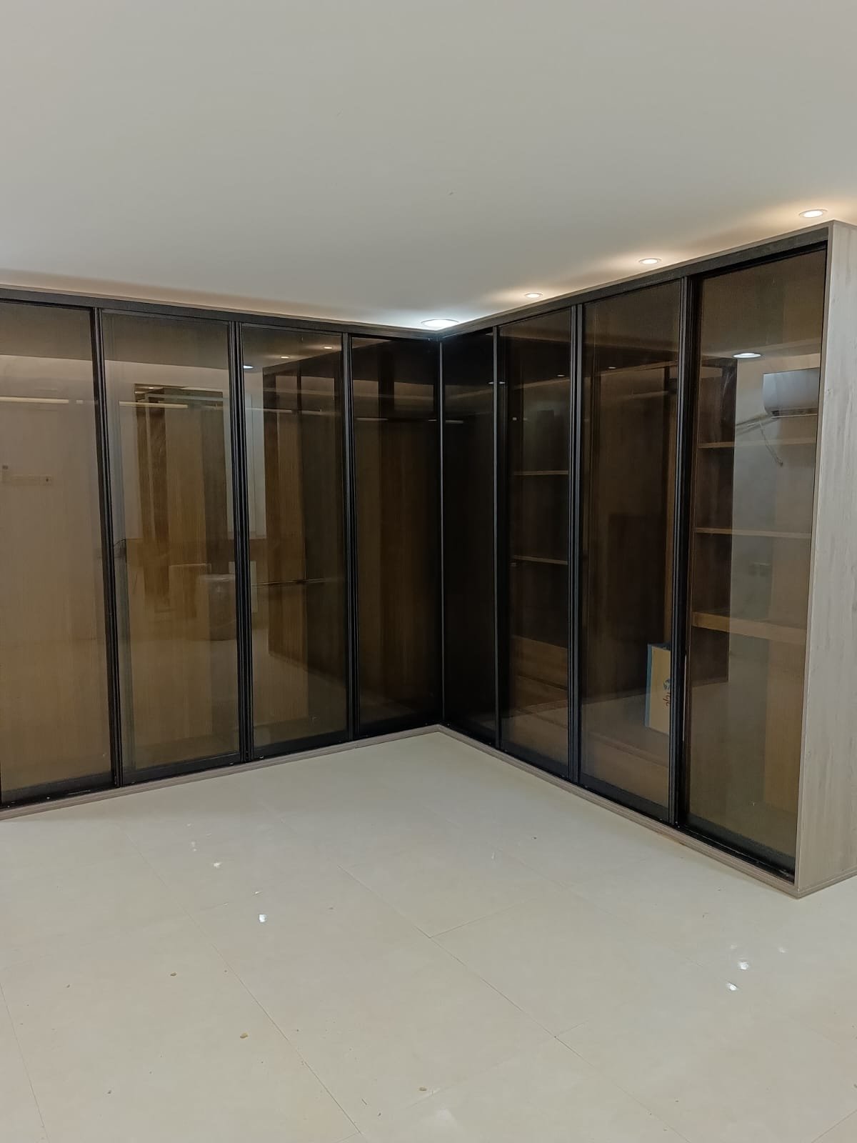 طاولة طعام فاخرة بتصميم حديث